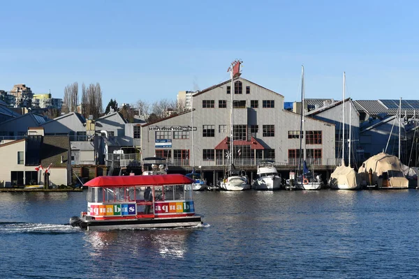 Vancouver Canadá Marzo 2020 Hombre Conduce Ferry Aquabus False Creek —  Fotos de Stock