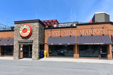 Ottawa, Kanada - 2 Mayıs 2020: Doğu Yakası Mario 's, Robertson Rd, Kanada' nın 85 'ten fazla yeri olan ve Covid-19' un kapatma önlemleri nedeniyle sadece teslim ve teslimat sunan bir restoran zinciri..