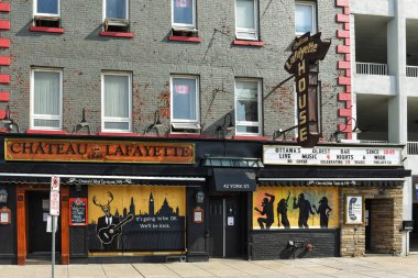 Ottawa, Kanada - 17 Mayıs 2020: Byward Market 'teki York Caddesi' ndeki Chateau Lafayette 1849 yılından beri burada ve Ottawa 'daki en eski tavernadır. Şu anda koronavirüs ölçümleri nedeniyle tahtayla kapatılmış durumda ama Marc Adorna tarafından boyanmış bir tabela var.