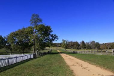 Aracılığıyla Appomattox Court House Milli Park Virginia çalışan yol. Amerikan İç Savaşı teslim site Mclean evinde ören.