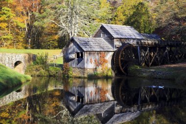 Dan Meadows, Virginia sonbaharda Blue Ridge Parkway üzerinde tarihi Mabry Mill