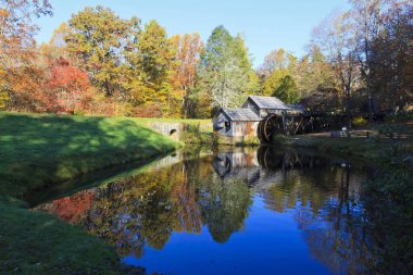 Dan Meadows, Virginia sonbaharda Blue Ridge Parkway üzerinde tarihi Mabry Mill