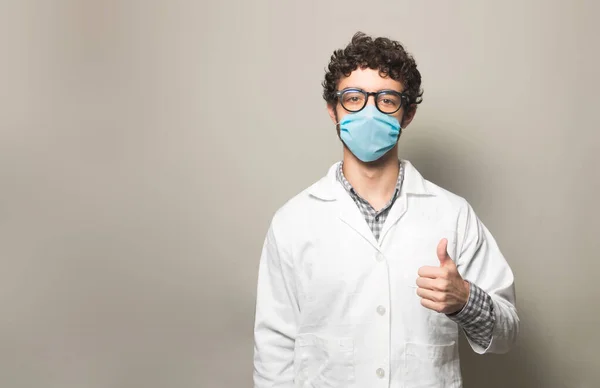 Médico Com Tumb Usando Uma Máscara Facial — Fotografia de Stock