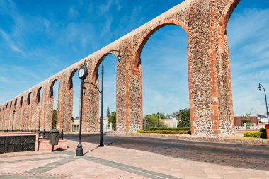 Queretaro 'daki taş turuncu su kemeri, şehir merkezi, plaza, Meksika