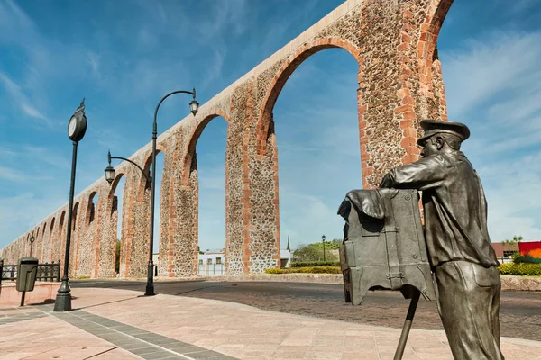 Queretaro şehir merkezindeki taş turuncu su kemeri, erkek heykeli, Meksika