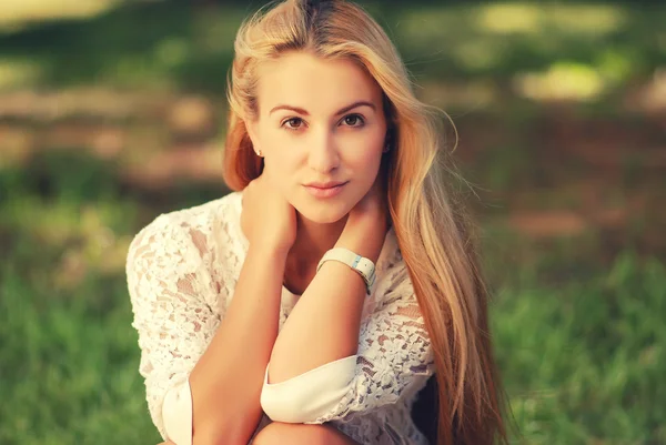 Beautiful young woman — Stock Photo, Image