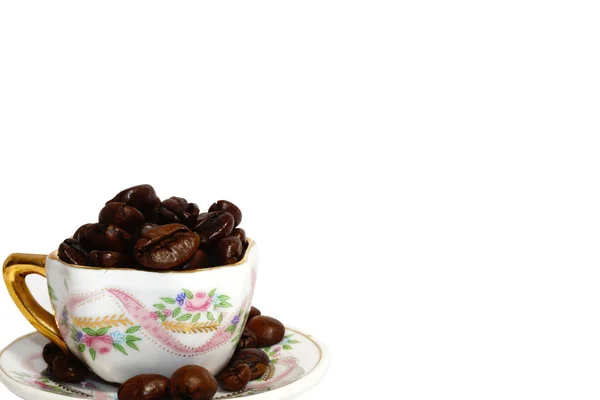 Pequeña taza con granos de café sobre fondo grunge — Foto de Stock