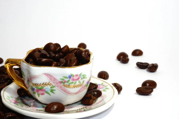 グランジのコーヒー豆と小さなカップ — ストック写真