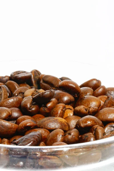 Kaffebönor på grunge på vit bakgrund — Stockfoto
