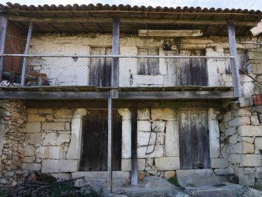 terk edilmiş eski bir ev