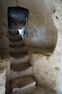 Mağaradaki eski taş merdivenin mistik manzarası