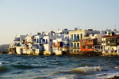 Mykonos / Yunanistan - 18 Ağustos 2017: Küçük Venedik liman evleri.