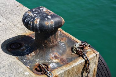 Rıhtımın sonundaki tekne yanaşma noktasında.