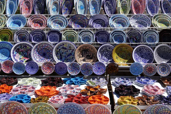 Lisboa, Portekiz - 02 Aralık 2017: Lizbon şehrinde duvar sanatı kompozisyonu