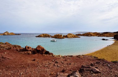 Cala Pregonda 'nın güzel manzarası, Menorca adasında bir plaj.