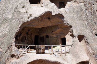 Kapadokya, Türkiye - 29 Ağustos 2019: Kapadokya yamaçlarındaki troglodit mağara evi.