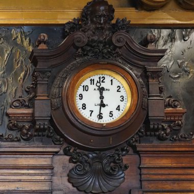 Kafe Brasileira - Chiado, Lisboa, Portekiz - 02 Aralık 2017: Oyulmuş ahşaptan antik duvar saati.