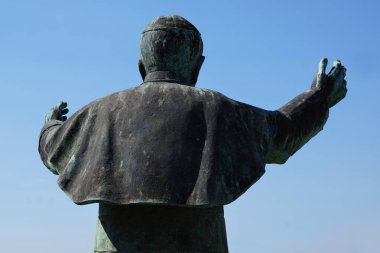 Mirandela, Portekiz - 18 Mart 2017: Portekiz Mirandela 'da Papa 2. John Paul' un heykeli görüldü.