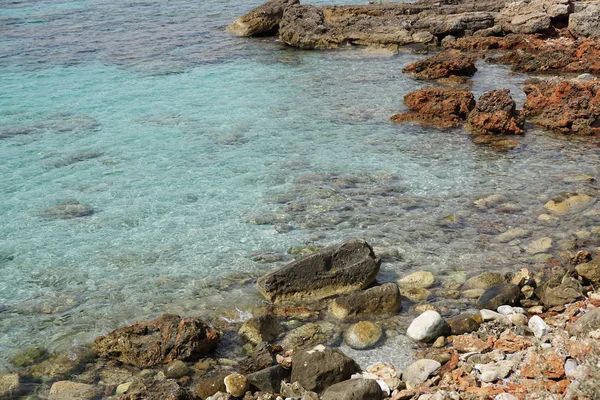 プラヤデソンブー メノルカ島 スペイン 8月2017 メノルカ島 バレアレス諸島 スペインのクリスタル海の水と崖とビーチ — ストック写真