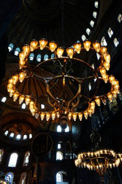 İstanbul, Türkiye - 31 Ağustos 2019: Türkiye 'nin İstanbul kentindeki Ayasofya' da tavanın altında asılı klasik avize, eski Ortodoks ataerkil bazilikası, sonra bir cami ve şimdi de bir müze. Ağustos 2019.