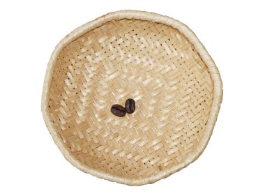 Küçük hasır sepet ve iki kahve çekirdeği.