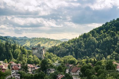 Kırsal yaz aylarında tepeler üzerinde evleri ve kale manzarasına bakar