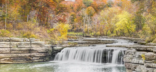 Cores de outono em Lower Cataract Falls — Fotografia de Stock
