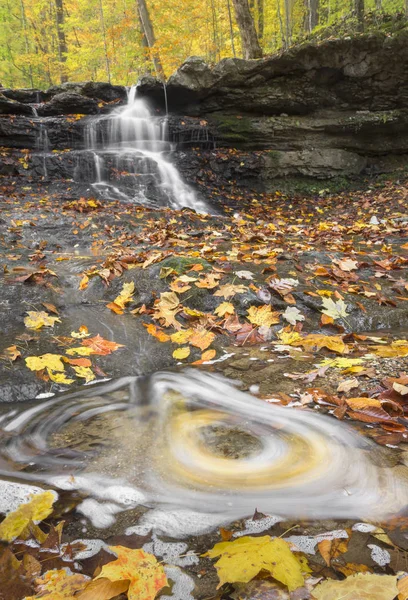 引水滝と秋の渦巻 — ストック写真