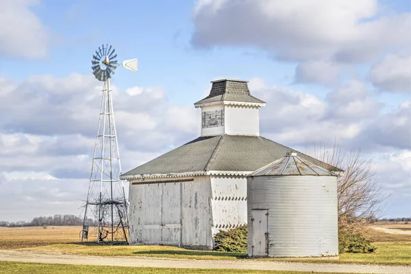 Pequeño granero, papelera y molino de viento — Foto de Stock