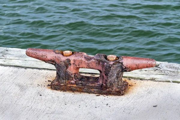 สนิม Dock Cleat — ภาพถ่ายสต็อก