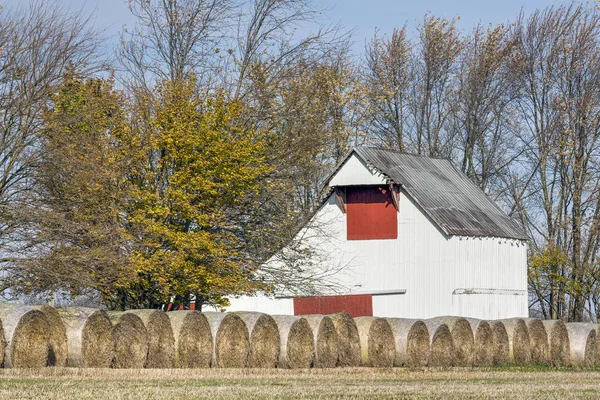 Old Barn and Hay Rolls — Stock Photo, Image