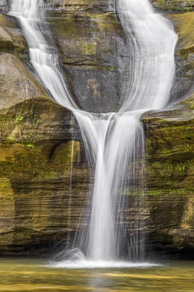 Reunidos - Cedar Falls, una cascada en Hocking Hills de Ohio — Foto de Stock