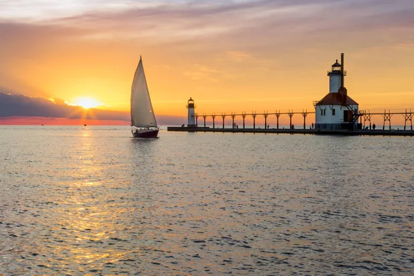 St. Joseph Lighthouse and Sailboat Solstice Sundown — Stock Photo, Image