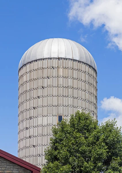 Silo Sunny Day in una fattoria del Midwest — Foto Stock