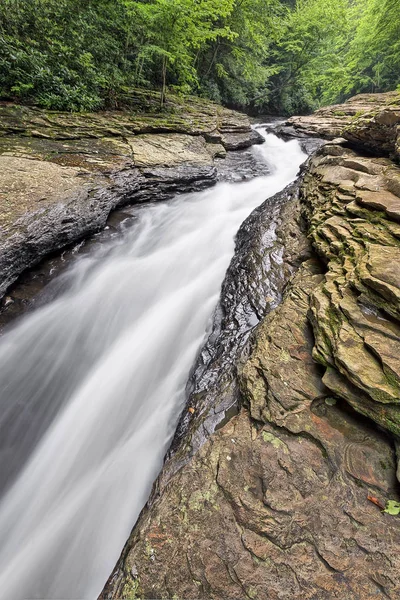 Wiesenlauf natürliche Wasserrutsche — Stockfoto