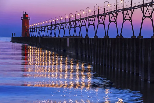 Gün batımından sonra Güney liman feneri — Stok fotoğraf