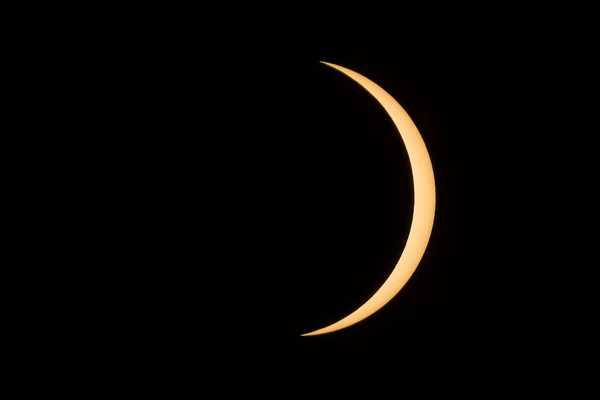 Сонце з'являється позаду Місяця — стокове фото
