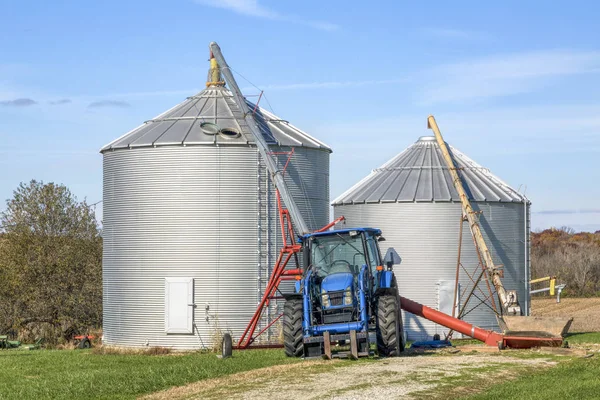 Traktor, Auger a skladování obilí — Stock fotografie