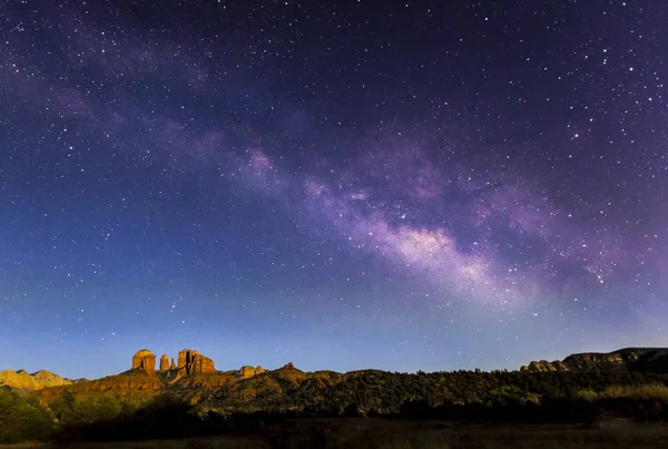 Milky Way Over kathedraal rots — Stockfoto