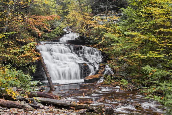 Wildwasser Stürzt Durch Die Herbstliche Landschaft Der Mohican Falls Ein — Stockfoto