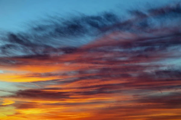 Mooie Wolken Zijn Geschilderd Levendige Tinten Een Kleurrijke Zonsondergang Hemel — Stockfoto