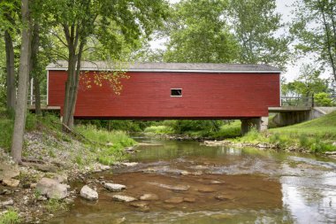 1829 yılında Preble County 'de inşa edilen tarihi Red Roberts Köprüsü Ohio' nun en eski üstü kapalı köprüsü ve ülkenin en eski ikinci köprüsü. Bu dönüm noktası Eaton 'daki Seven Mile Creek' i geçiyor..