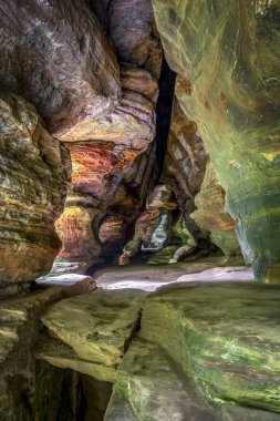 Ohio 'daki Hocking Hills Eyalet Parkı' nda, Rock House, yedi doğal Gotik kemerli pencereli, uzun bir kumtaşı uçurumunun kenarında 60 metre uzunluğunda bir mağaradır..