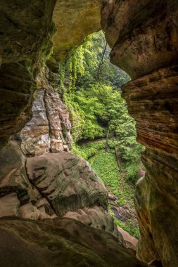 Ohio 'daki Hocking Hills Eyalet Parkı' nda Rock House, kumtaşından bir uçurumun kenarındaki 7 metre uzunluğunda doğal bir mağaradır. Bu manzara 200 feet uzunluğunun bir ucuna bakıyor..