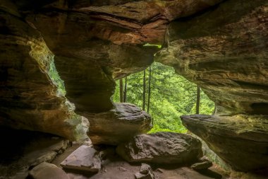 Ohio 'daki Hocking Hills Eyalet Parkı' nda, Rock House, yedi doğal Gotik kemerli pencereli, uzun bir kumtaşı uçurumunun kenarında 60 metre uzunluğunda bir mağaradır..