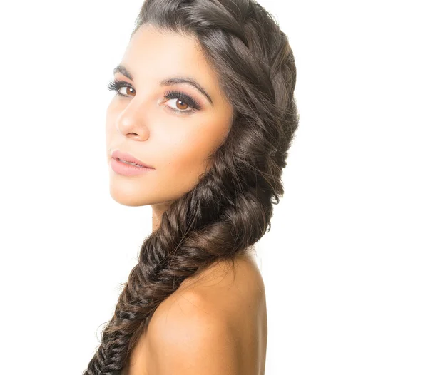Schöne junge Frau mit geflochtenen Haaren — Stockfoto