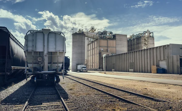 Binario stradale con container merci — Foto Stock