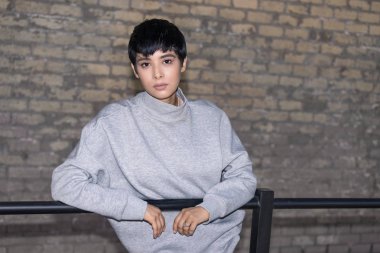 kısa saçlı güzel bir genç kadın