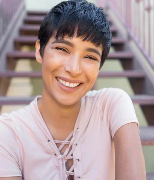 Modern nő portré - boldog mosolygó kifejezés — Stock Fotó