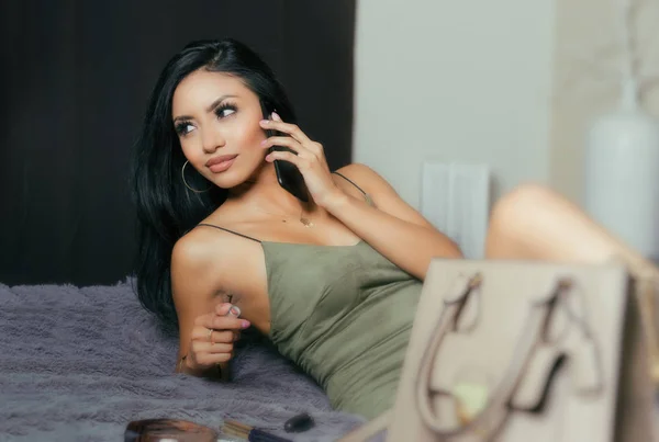 Krásná moderní mladá žena nosí šaty mluvit na mobilním telefonu — Stock fotografie